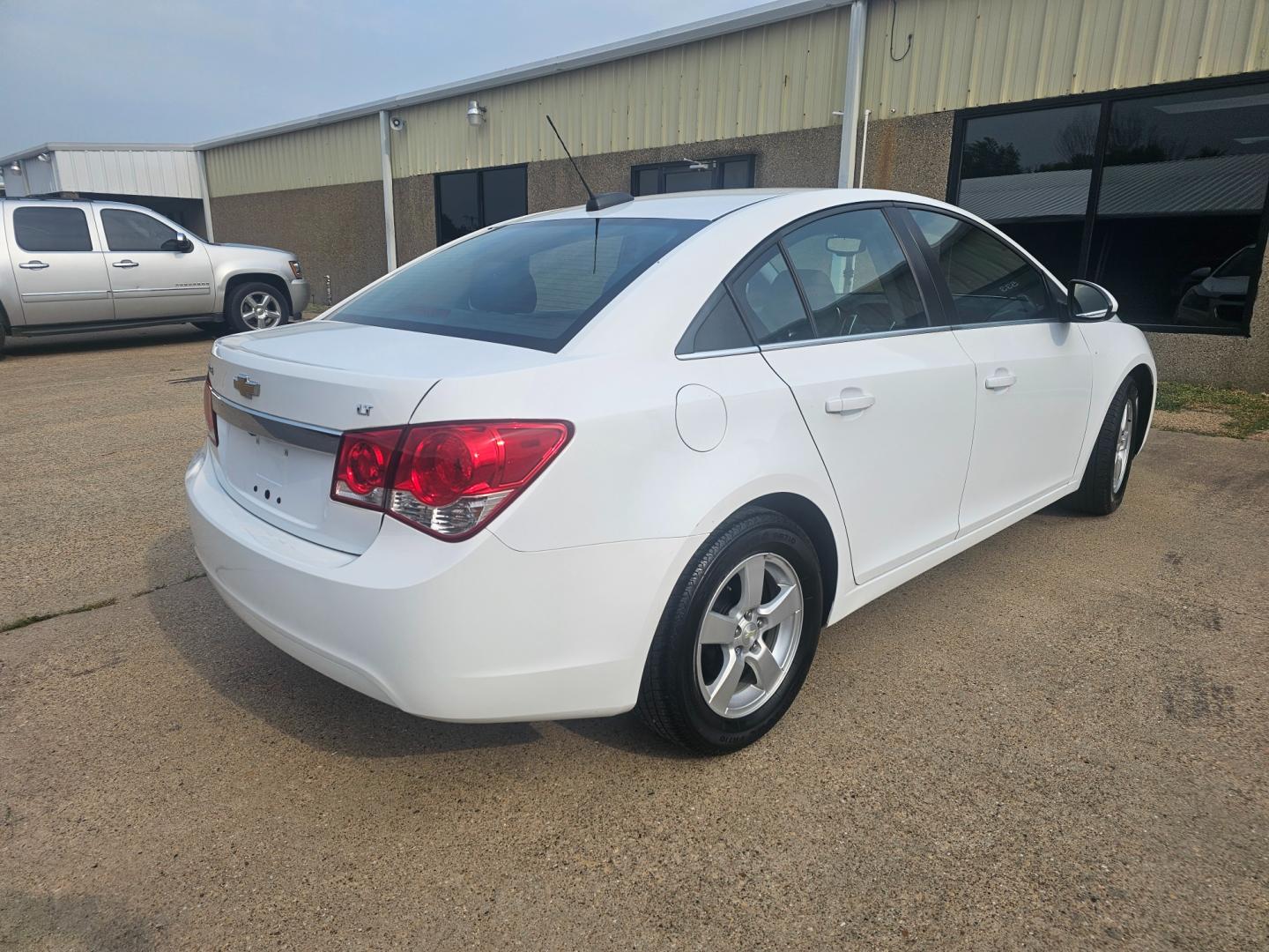 2016 WHITE Chevrolet Cruze 2LT Auto (1G1PE5SB8G7) with an 1.4L L4 DOHC 16V TURBO engine, 6-Speed Automatic transmission, located at 533 S Seven Points BLVD, Seven Points, TX, 75143, (430) 255-4030, 32.313999, -96.209351 - Photo#2